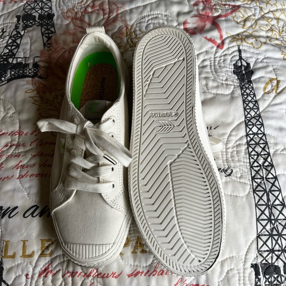 White cariuma sneakers. Size US 8 - Picture 3 of 4